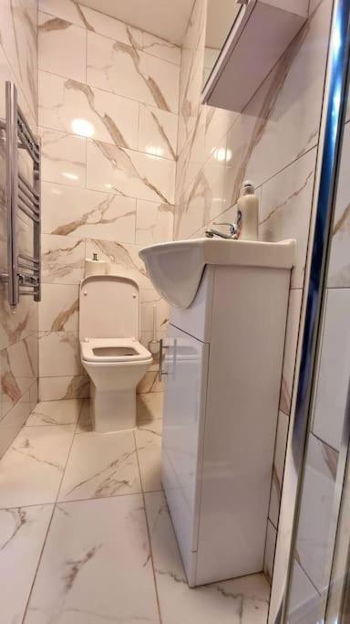 לונדון Brand New Collection Of Studios Close To Tube Station מראה חיצוני תמונה